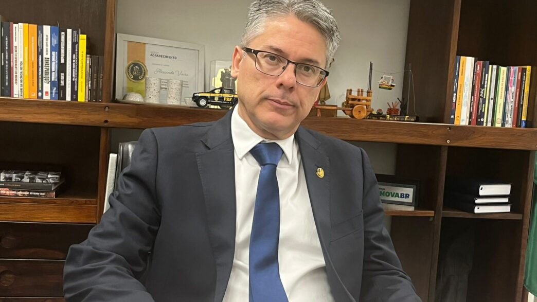 Manifestantes em frente ao Congresso Nacional, representando a atuação da CPI.