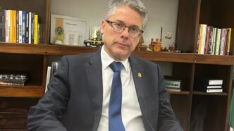 Manifestantes em frente ao Congresso Nacional, representando a atuação da CPI.