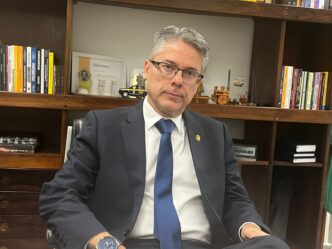Manifestantes em frente ao Congresso Nacional, representando a atuação da CPI.