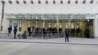 Reunião da Opep+ define produção futura de petróleo, com foco na pausa de aumentos a partir de 2026.