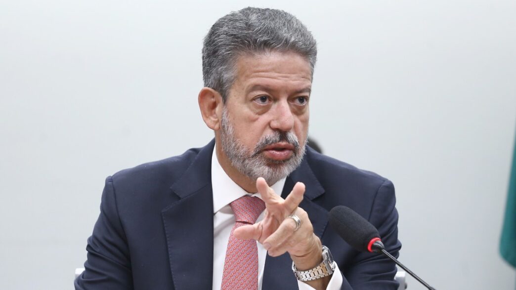 Deputado Arthur Lira em pronunciamento sobre o novo Imposto de Renda, tema central da disputa com Renan Calheiros.