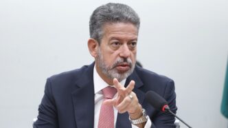 Deputado Arthur Lira em pronunciamento sobre o novo Imposto de Renda, tema central da disputa com Renan Calheiros.