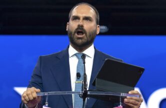 Eduardo Bolsonaro em entrevista declarando intenções políticas para 2026.