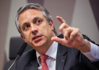 Diagrama financeiro mostrando fluxo de capital e impostos sobre dividendos, relacionado à isenção de estoque de lucro.