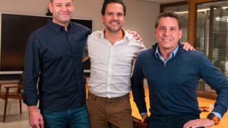 Edifício que representa o mercado financeiro e judicial, com foco no investimento da Siguler Guff em ativos judiciais no Brasil.