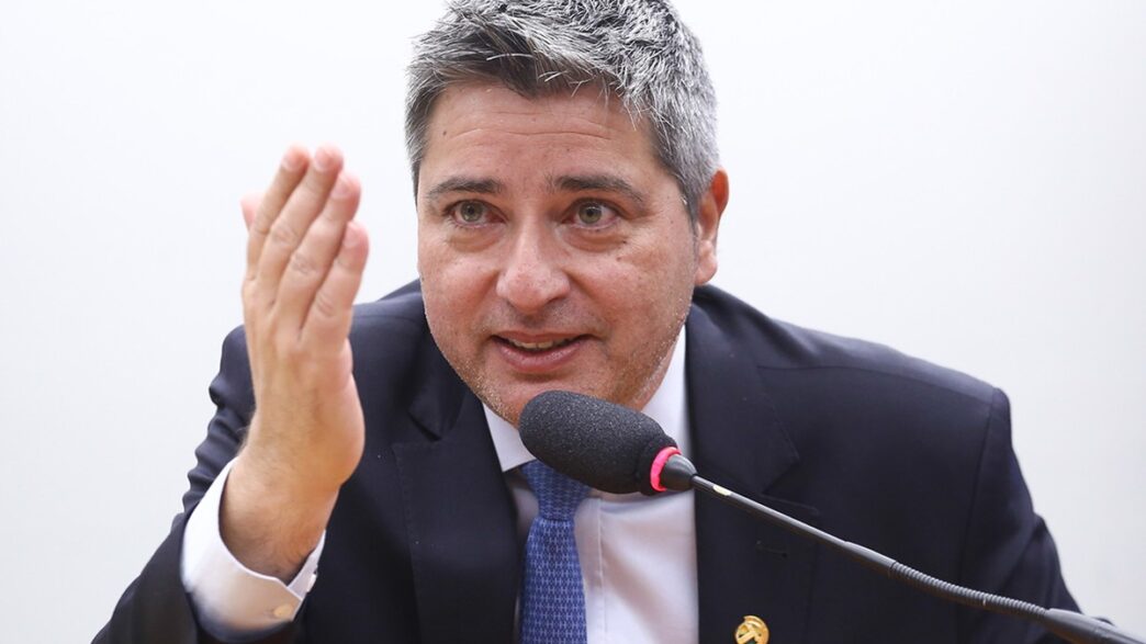 Senador Renan Calheiros em Brasília, discutindo ampliação de prazo para isenção de dividendos.