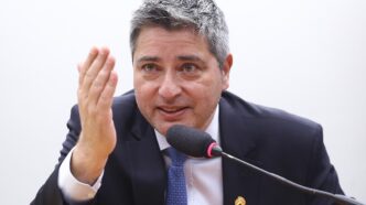 Senador Renan Calheiros em Brasília, discutindo ampliação de prazo para isenção de dividendos.