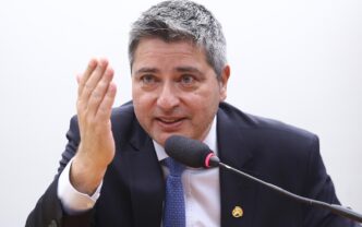 Senador Renan Calheiros em Brasília, discutindo ampliação de prazo para isenção de dividendos.