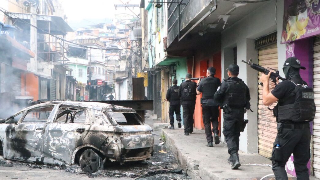 Moradores do Rio de Janeiro em meio a operação policial.