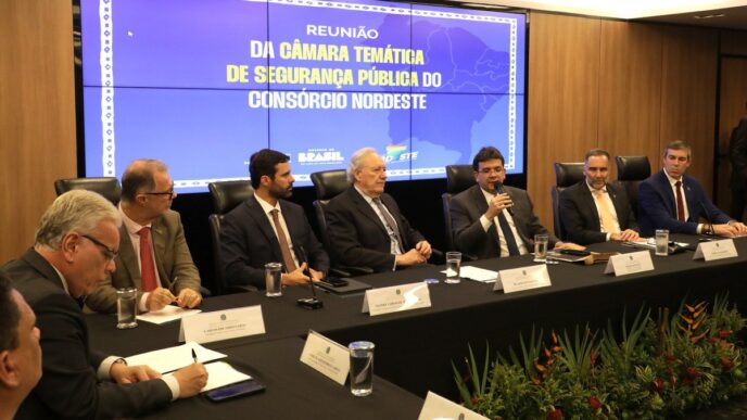 Ricardo Lewandowski em reunião com representantes do Consórcio Nordeste sobre segurança pública.