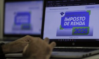 Senadores em sessão plenária no Senado Federal discutindo a aprovação da isenção do Imposto de Renda para rendas de até R$ 5 mil.