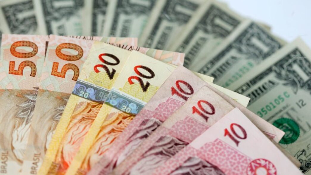 dólar cai ante real — foto ilustrativa