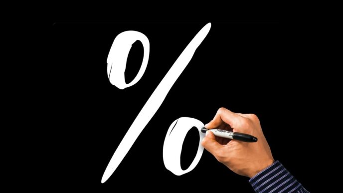 Gráfico de percentual de juros e taxas, com foco em porcentagem e símbolo de moeda, relacionado à queda dos juros futuros pré-Copom.