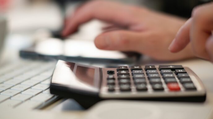 Ilustração de um cofre aberto com notas de dinheiro saindo, simbolizando segurança financeira e novas regras de capital mínimo.