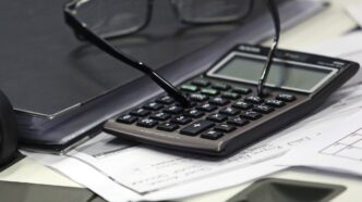 Análise da Previdência sobre o impacto das novas regras em RPPS após perdas com Banco Master, com foco na gestão de investimentos e segurança dos fundos.