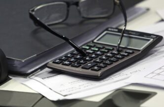 Análise da Previdência sobre o impacto das novas regras em RPPS após perdas com Banco Master, com foco na gestão de investimentos e segurança dos fundos.