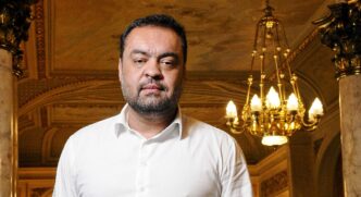 Ambiente de negociações políticas no Rio de Janeiro, refletindo a disputa pelo governo estadual.