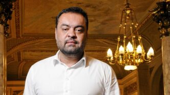 Ambiente de negociações políticas no Rio de Janeiro, refletindo a disputa pelo governo estadual.