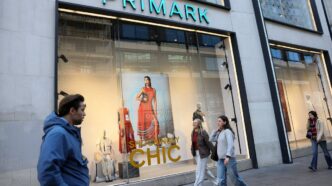 Logotipo da Primark e fachada de loja da rede de moda rápida.