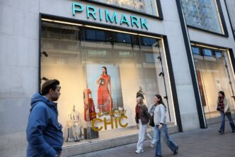 Logotipo da Primark e fachada de loja da rede de moda rápida.