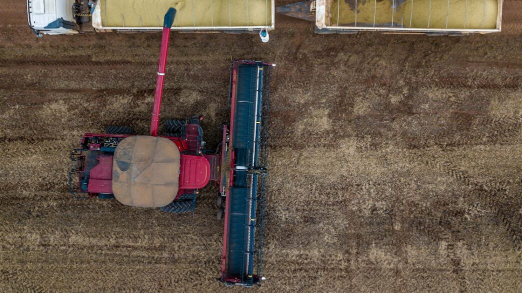 Plantação de grãos com aplicação de fertilizantes no Brasil.