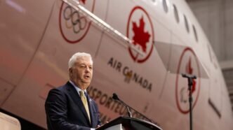 Logotipo da Air Canada em aeronave comercial.