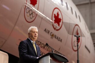 Logotipo da Air Canada em aeronave comercial.