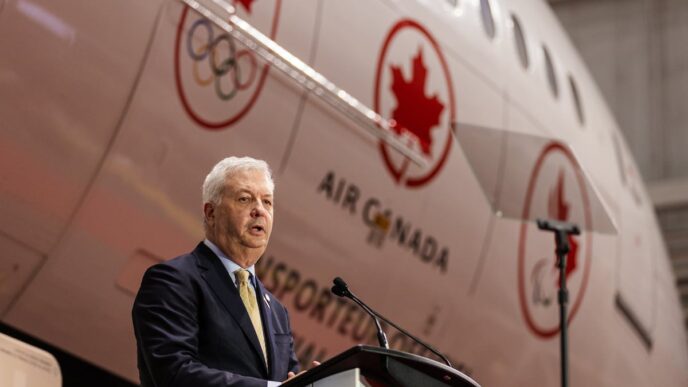 Logotipo da Air Canada em aeronave comercial.