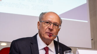 Geraldo Alckmin em evento oficial discutindo medidas econômicas.