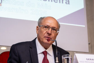 Geraldo Alckmin em evento oficial discutindo medidas econômicas.