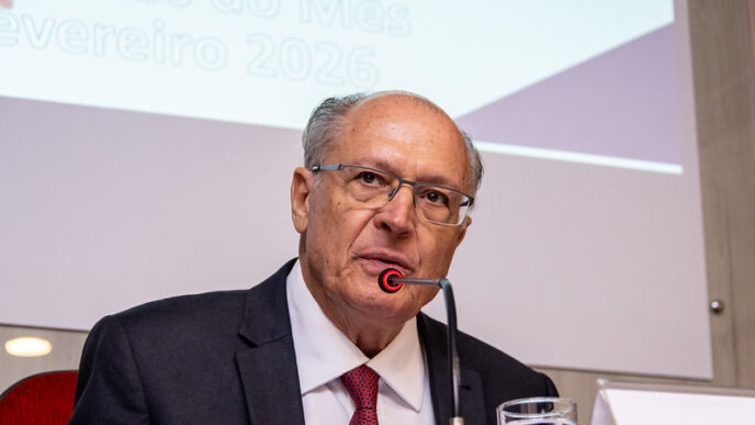 Geraldo Alckmin em evento oficial discutindo medidas econômicas.