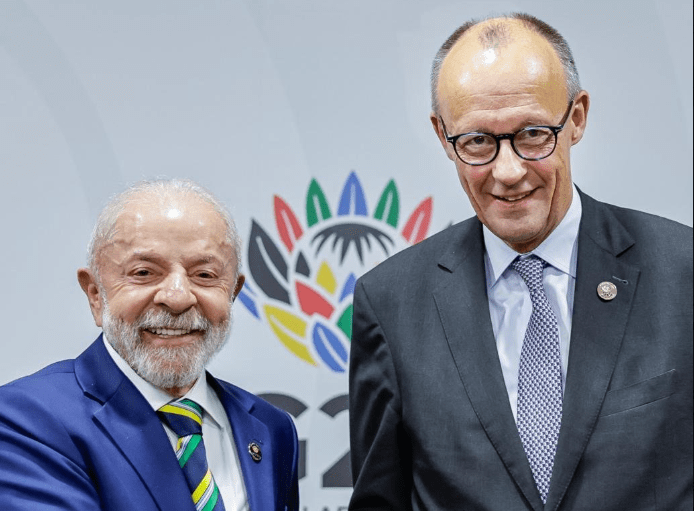 Chanceler alemão Friedrich Merz discursa em evento econômico com o Brasil.
