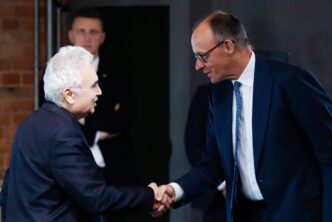 Vista aérea de centro financeiro na Alemanha representando a economia nacional.