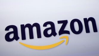 Logotipos da Amazon e Anthropic representando a parceria estratégica em inteligência artificial.