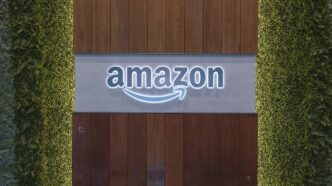 Logotipos da Amazon e Anthropic representando a parceria em inteligência artificial.