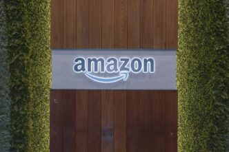 Logotipos da Amazon e Anthropic representando a parceria em inteligência artificial.
