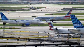 Aeronave da American Airlines em operação comercial.