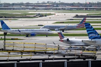 Aeronave da American Airlines em operação comercial.