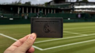 Logotipo da American Express em ambiente corporativo