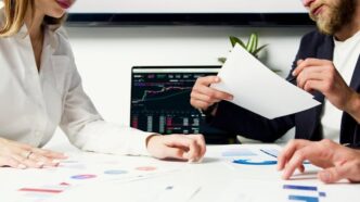 Profissionais do mercado financeiro em ambiente de escritório.
