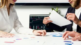 Profissionais do mercado financeiro em ambiente de escritório.
