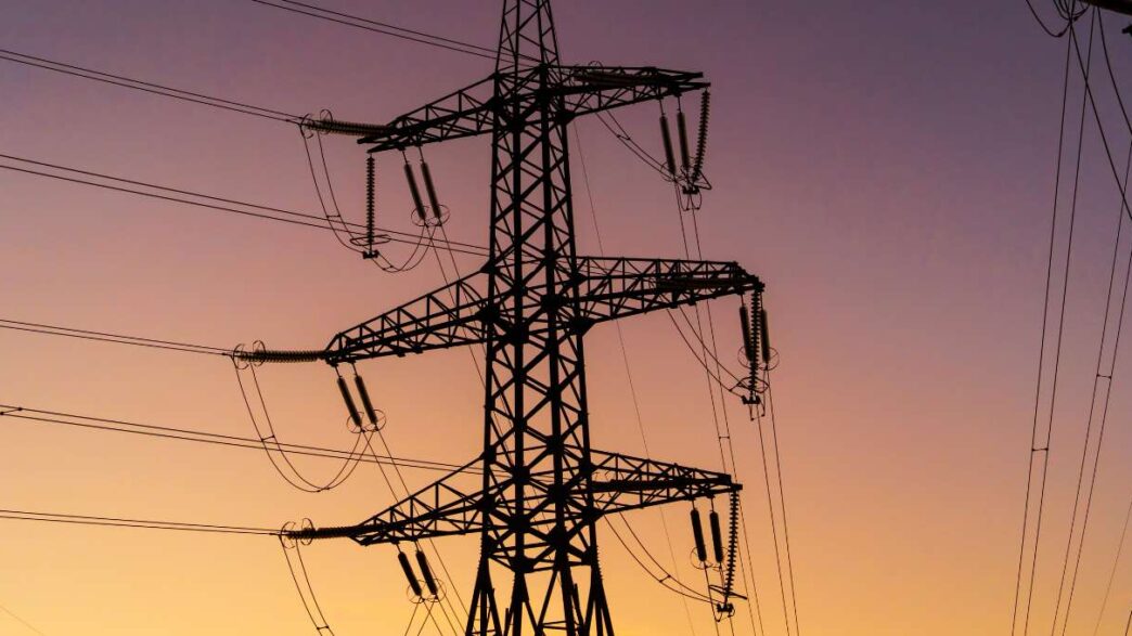 Medidor de energia elétrica residencial em destaque.