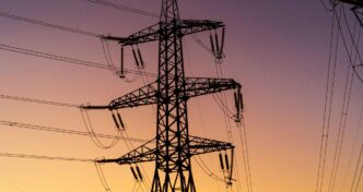 Medidor de energia elétrica residencial em destaque.