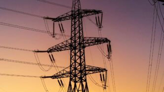 Medidor de energia elétrica residencial em destaque.