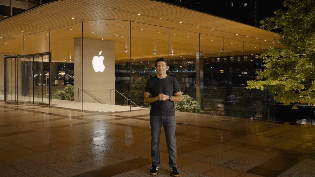 John Ternus, novo CEO da Apple, durante evento de lançamento de produtos.