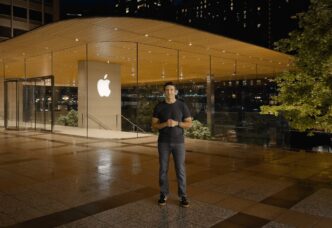 John Ternus, novo CEO da Apple, durante evento de lançamento de produtos.