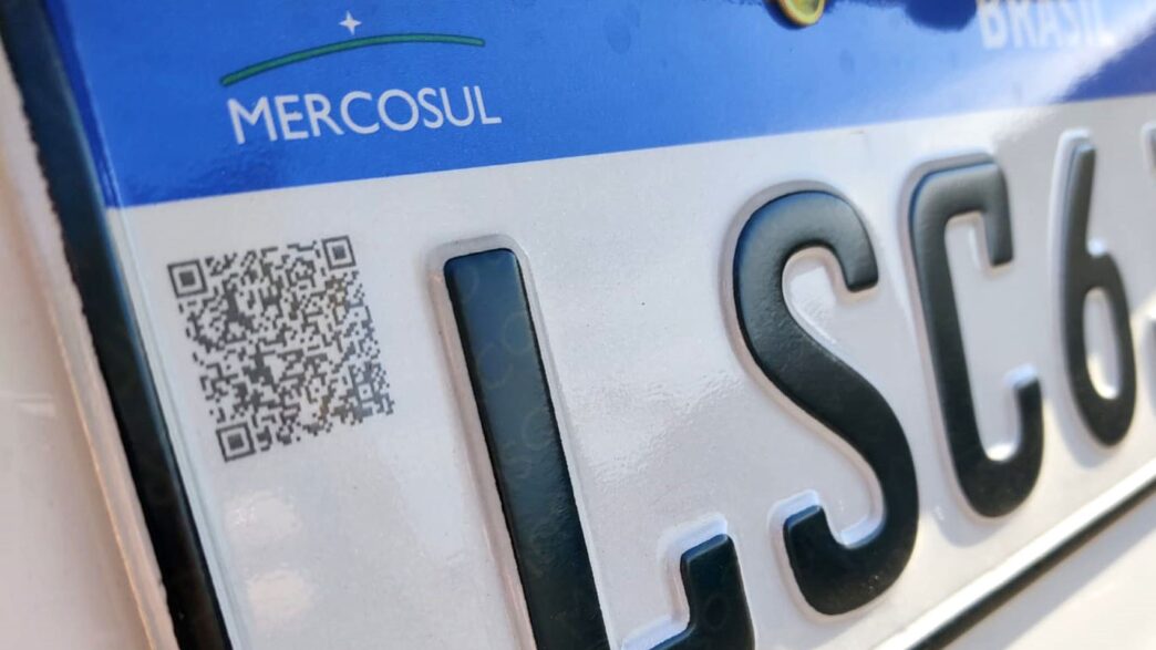 Modelo de placa Mercosul em circulação no Brasil.