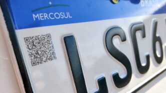 Modelo de placa Mercosul em circulação no Brasil.