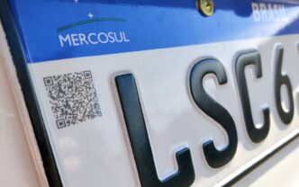 Modelo de placa Mercosul em circulação no Brasil.