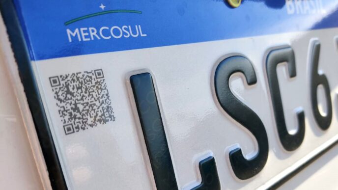 Modelo de placa Mercosul em circulação no Brasil.